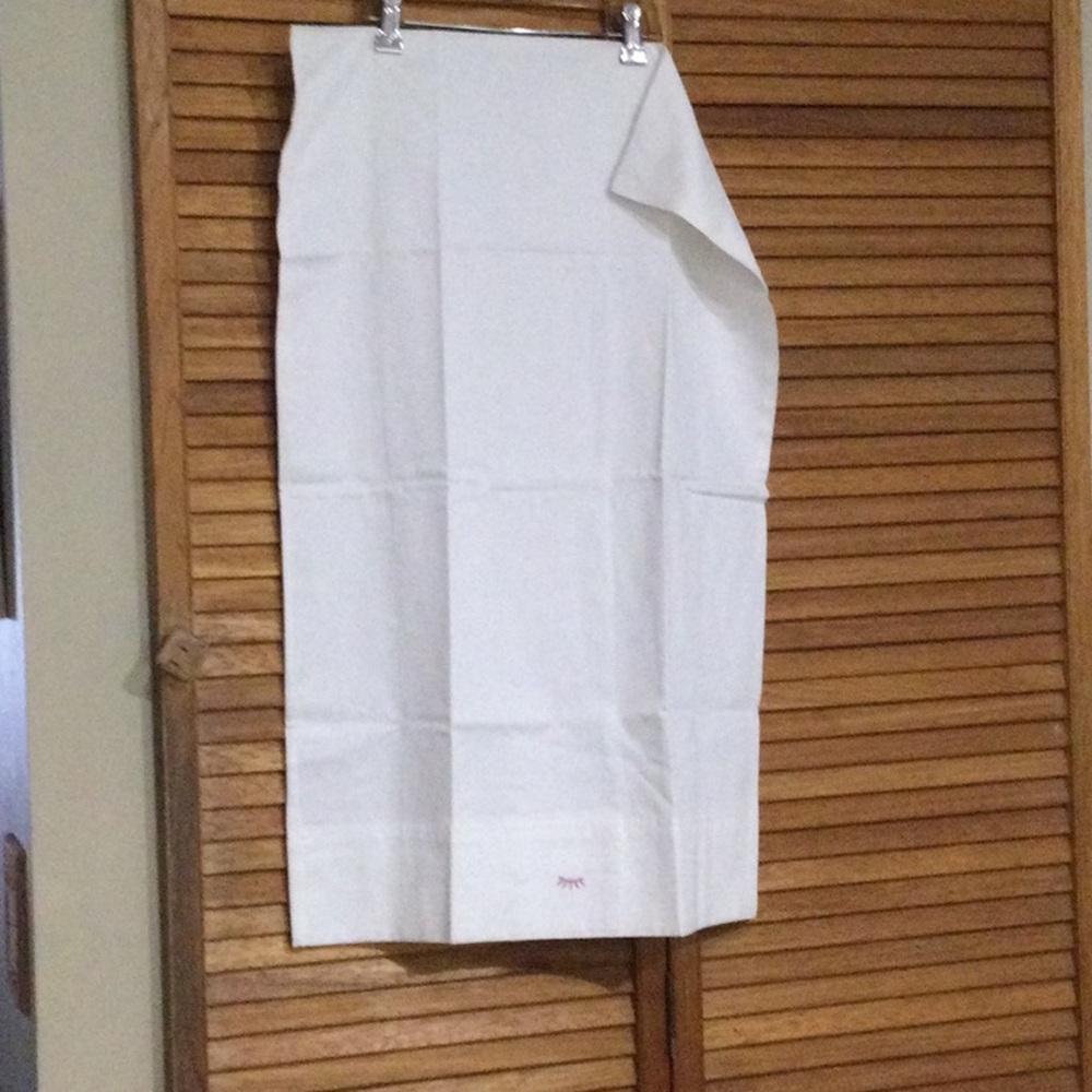 Set of 2 Long White Wink Pillow cases for bedding